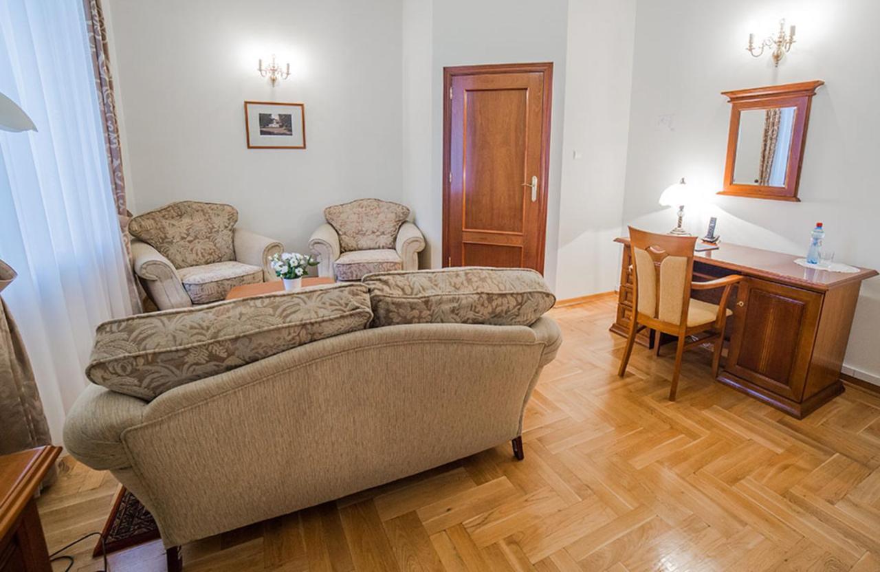 Palac Pod Kampinosem - Blisko Warszawy Leszno  Ngoại thất bức ảnh